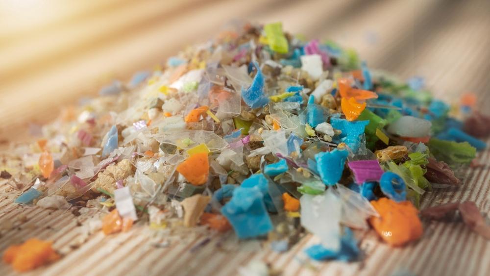 Nemici invisibili: l’impatto silenzioso delle microplastiche sulla salute