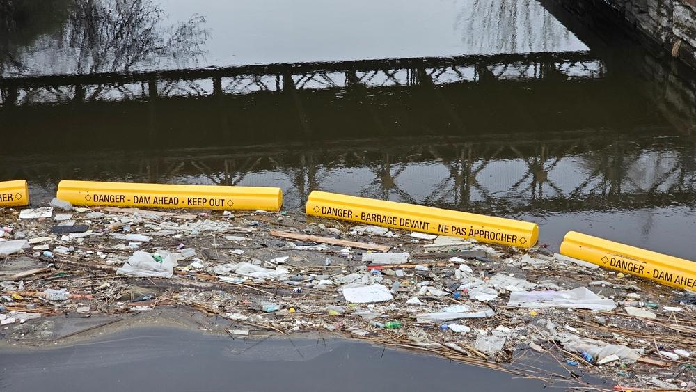 Barriere galleggianti contro la plastica: così i fiumi tornano puliti