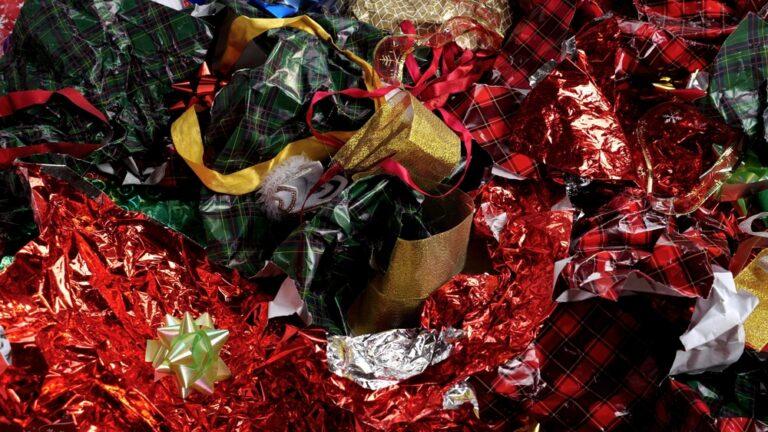 Natale, l’altra faccia delle feste: rifiuti, microplastiche e CO₂
