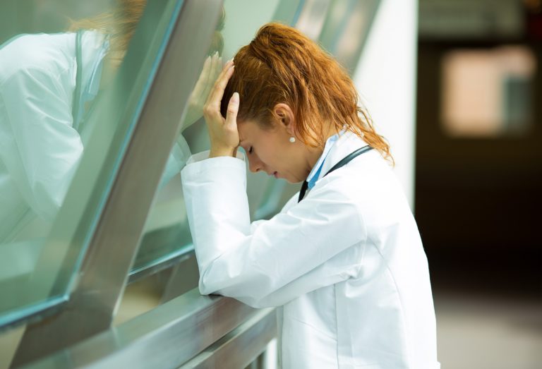 I rischi dell’ambiente di lavoro che espongono i medici alle aggressioni