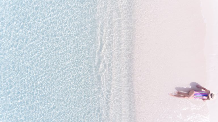 Cancro al seno, i consigli dell’oncologo per prendere il sole e fare il bagno dopo l’operazione