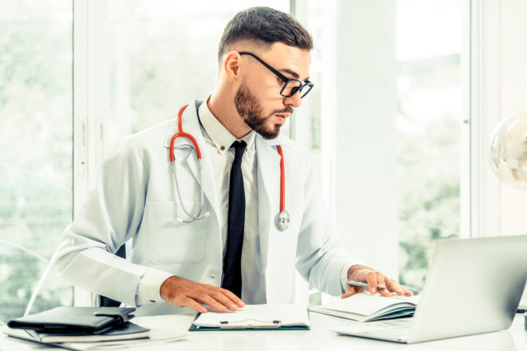 Formazione ECM, picco di corsi svolti a Marzo. I medici si informano su stress e burnout