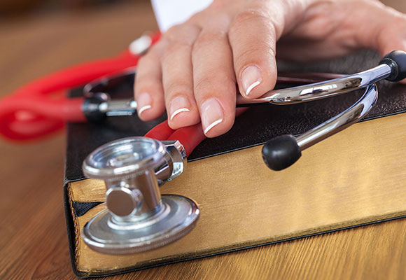 Sentenze lampo, prescrizione e rischio “imbuto”. Ecco perché i medici si tutelano con i ricorsi