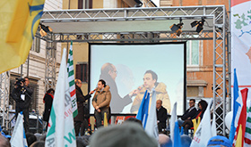 Turni massacranti: la piazza “chiama” il Governo, ma è ancora corsa ai tribunali