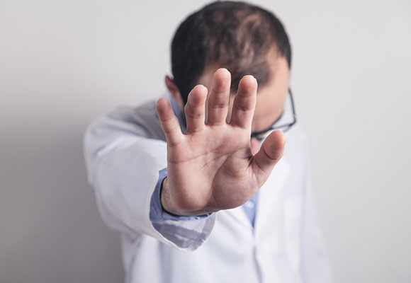Allarme aggressioni sanitarie: al Telefono Rosso preoccupazioni e disagio dei camici bianchi