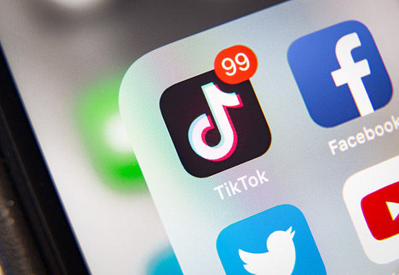 All’età di 7 anni i primi Tiktoker, lo psichiatra: “Niente psicosi, TikTok aumenta la creatività e i riflessi, ma attenti all’abuso”