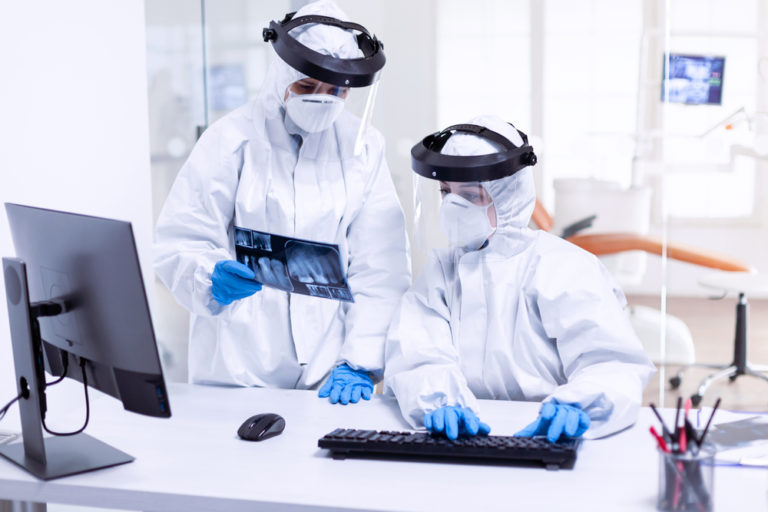 Emergenza Covid e attività svolte al di fuori delle competenze abituali: quali responsabilità per le professioni sanitarie e quali impatti sulle coperture assicurative?