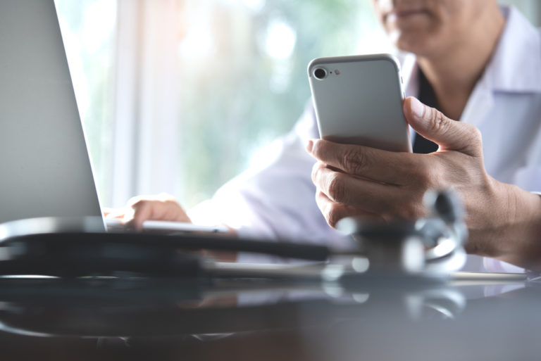 Aggressioni online, i vaccini scatenano gli haters: 1 medico su 4 molestato sui social