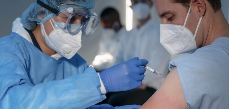 Vaccinazioni Covid e responsabilità professionale, indispensabile rivedere la propria posizione assicurativa