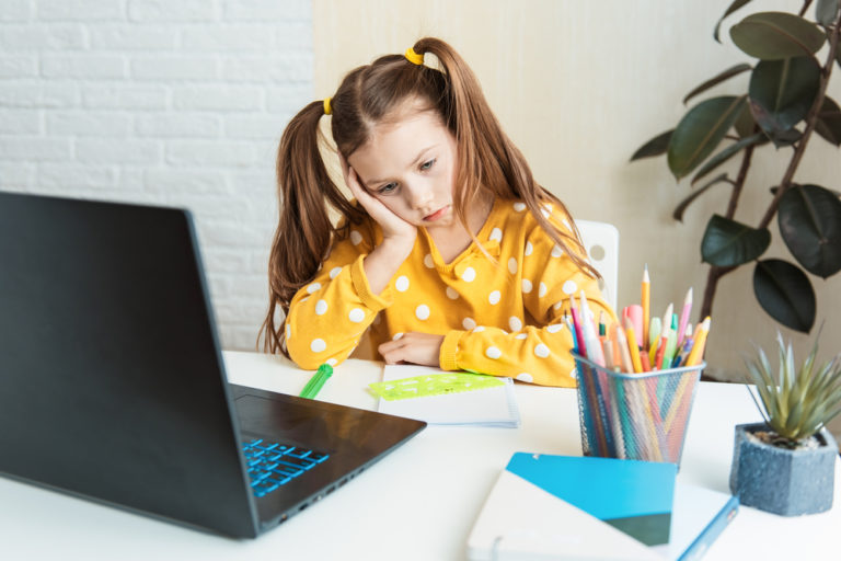 Covid: da sedentarietà a disturbi del sonno, occhio agli “effetti collaterali” della Dad