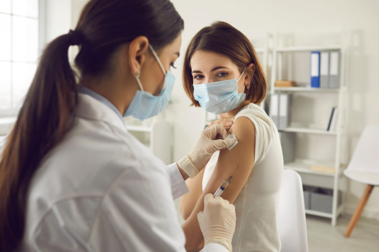 Obbligo vaccinale per gli operatori sanitari: confermata la legittimità