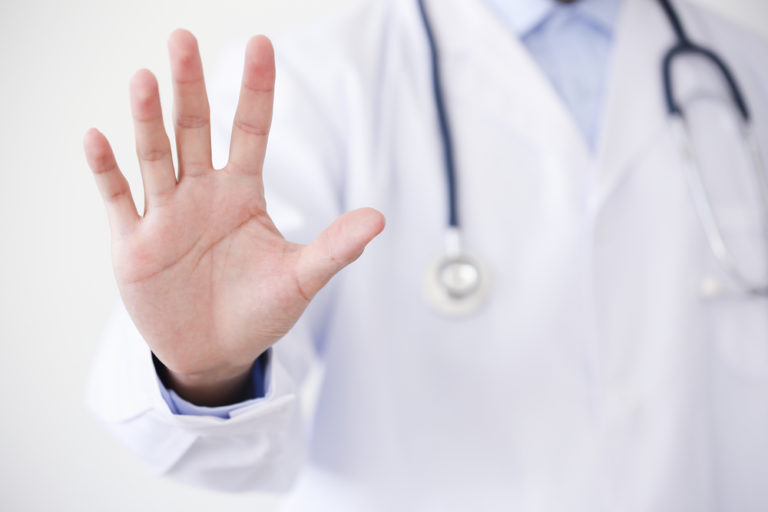 Minaccia e interruzione di pubblico servizio: ecco cosa rischia chi aggredisce i medici