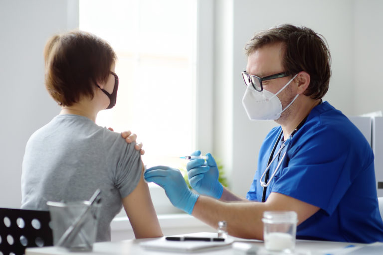 Terza dose di vaccino anti-Covid: contattare gli assistiti non viola la loro privacy
