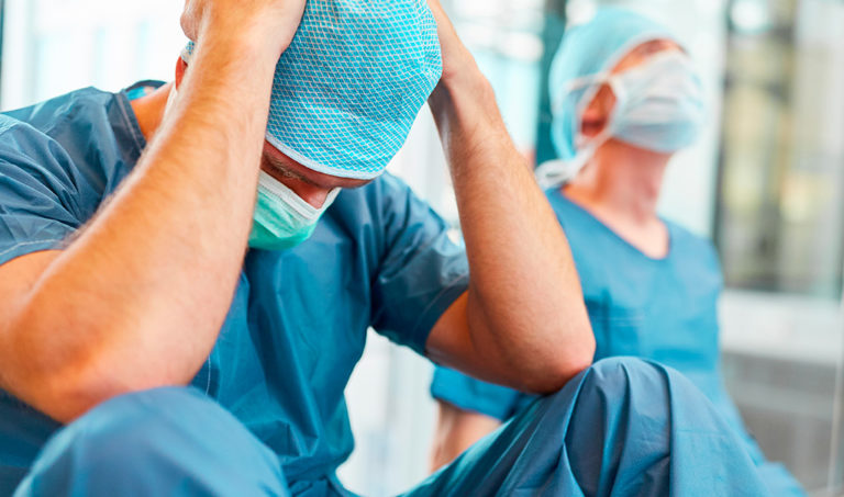 Covid: operatori sanitari allo stremo, tra turni massacranti e minacce da no vax