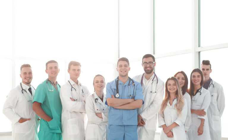 Medici e operatori sanitari: centralità della formazione e valorizzazione del ruolo nelle strutture