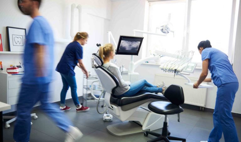 Esercizio abusivo dell’attività di odontoiatra e studio medico associato: i profili di responsabilità