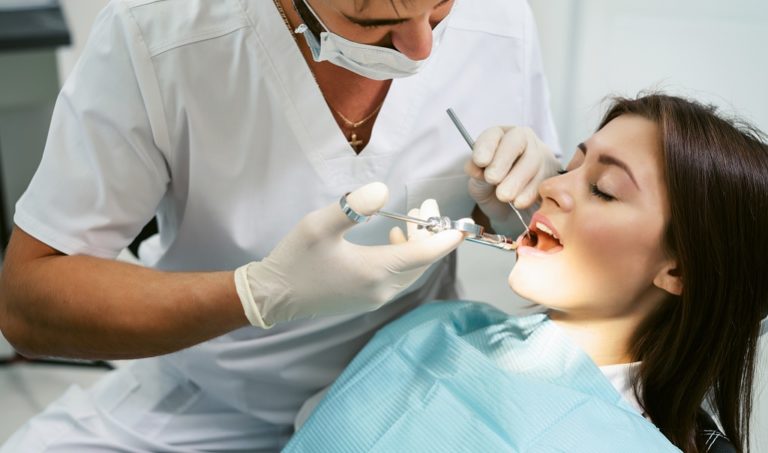 Laureato in medicina ma fa l’odontoiatra, senza essere iscritto all’albo: il caso