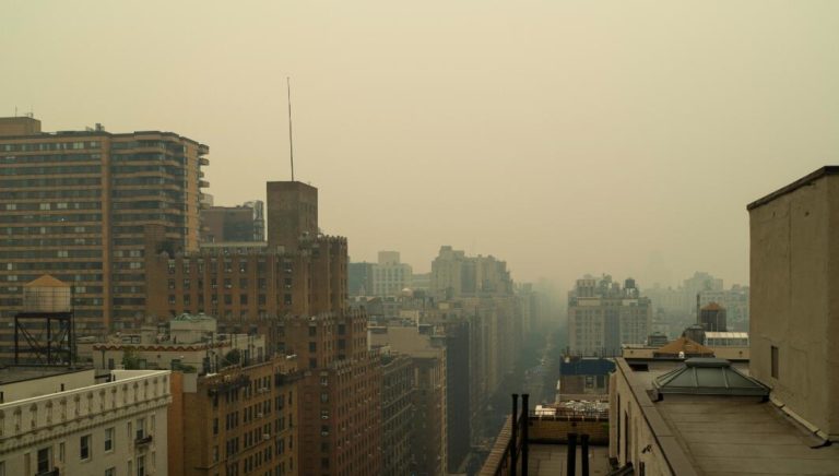 In USA i cittadini affrontano gli effetti tossici degli incendi in Canada