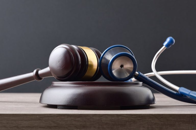Medici in tribunale: quali sono le azioni legali più comuni in sanità?