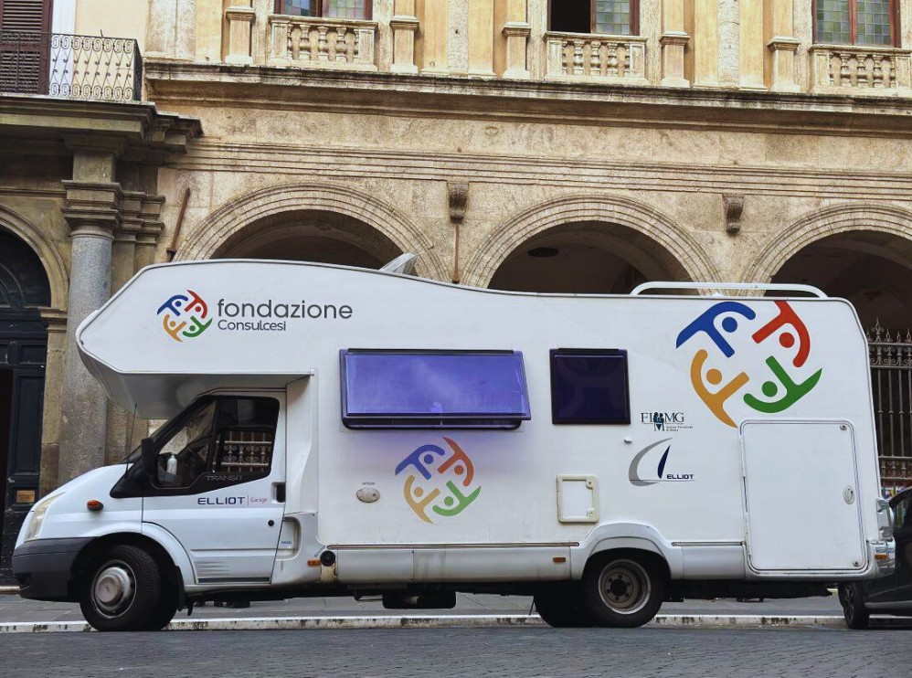 Fondazione Consulcesi, oltre 1.200 interventi in sei mesi con l’Unità Mobile: sempre più italiani e transgender tra i pazienti   